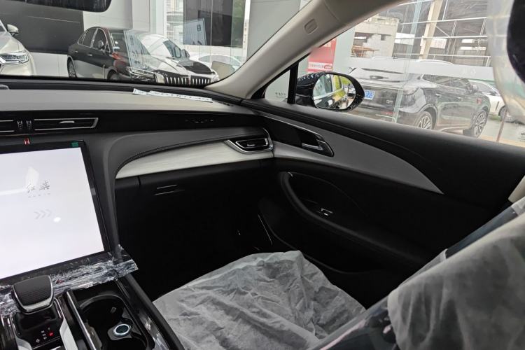 Used Hongqi H5 2025 2.0T Automatic Flag Edition – 500 000 Units Commemorative Version Interior 2