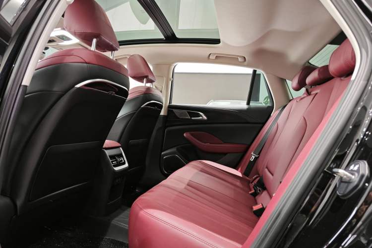Used Hongqi H5 2025 Model 1.5T DCT Xuan Ying 2 Million Units Commemorative Edition Interior 2