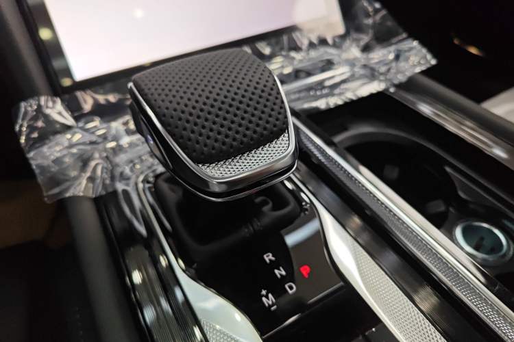 Used Hongqi H5 2025 2.0T Automatic Flag Edition – 500 000 Units Commemorative Version Interior 3
