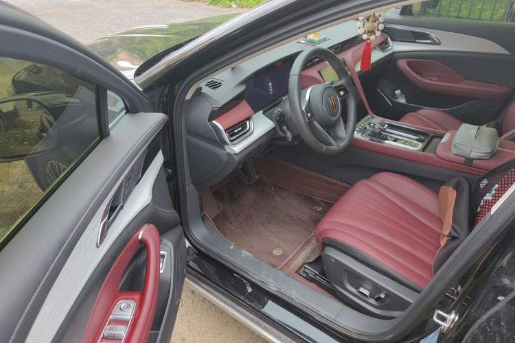 Used Hongqi H5 2025 2.0T Automatic Flag Edition – 500 000 Units Commemorative Version Interior 3