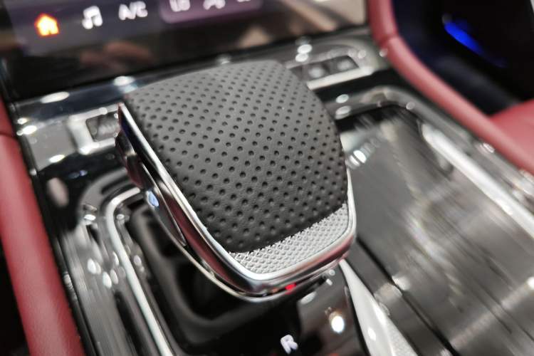 Used Hongqi H5 2025 Model 1.5T DCT Xuan Ying 2 Million Units Commemorative Edition Interior 3