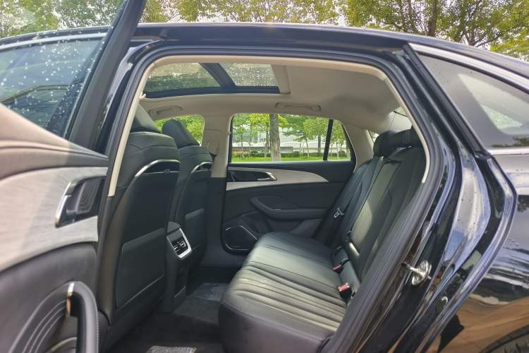 Used Hongqi H5 2025 2.0T Automatic Flag Edition – 500 000 Units Commemorative Version Interior 3
