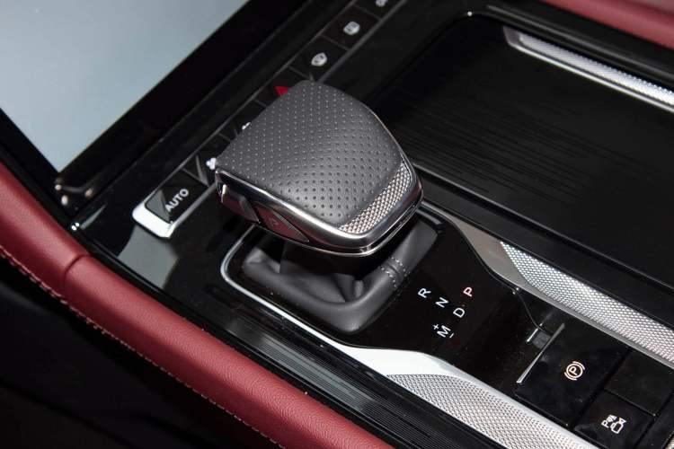 Used Hongqi H5 2025 2.0T Automatic Flag Edition – 500 000 Units Commemorative Version Interior 3