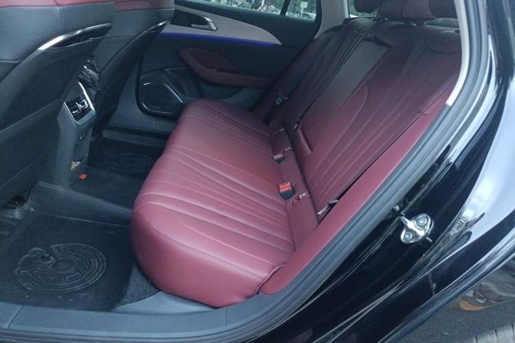 Used Hongqi H5 2025 2.0T Automatic Flag Edition – 500 000 Units Commemorative Version Interior 4