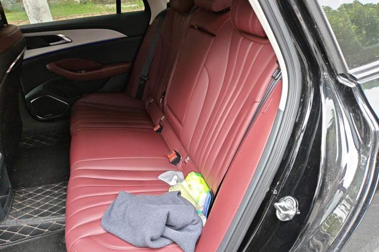Used Hongqi H5 2025 Model 2.0T Automatic Xuan Ying 2 Million Units Commemorative Edition Interior 4