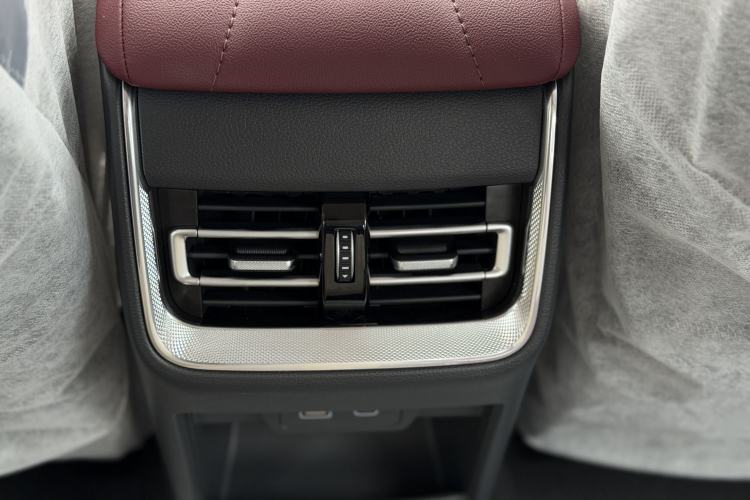 Used Hongqi H5 2025 2.0T Automatic Flag Edition – 500 000 Units Commemorative Version Interior 4