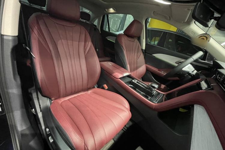 Used Hongqi H5 2025 2.0T Automatic Flag Edition – 500 000 Units Commemorative Version Interior 4