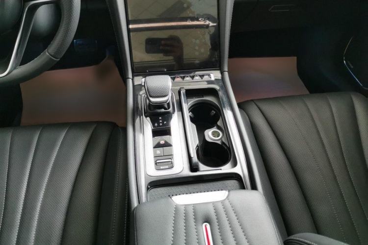 Used Hongqi H5 2025 2.0T Automatic Flag Edition – 500 000 Units Commemorative Version Interior 5