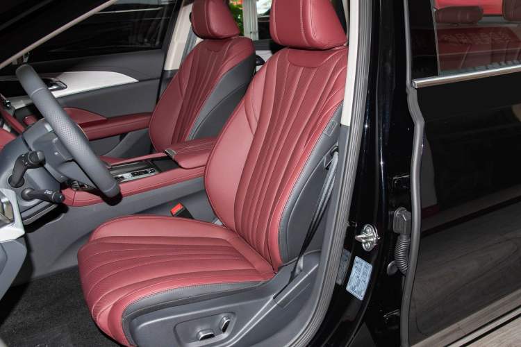 Used Hongqi H5 2025 2.0T Automatic Flag Edition – 500 000 Units Commemorative Version Interior 5