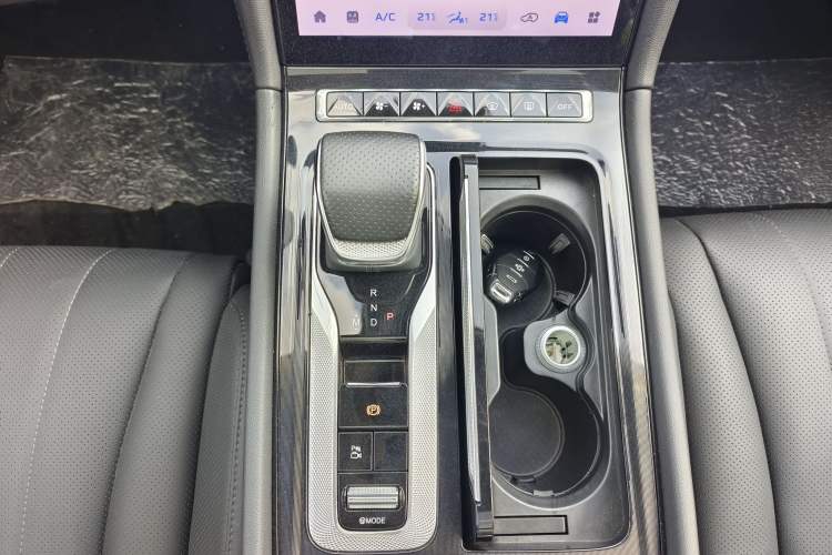 Used Hongqi H5 2025 2.0T Automatic Flag Edition – 500 000 Units Commemorative Version Interior 7