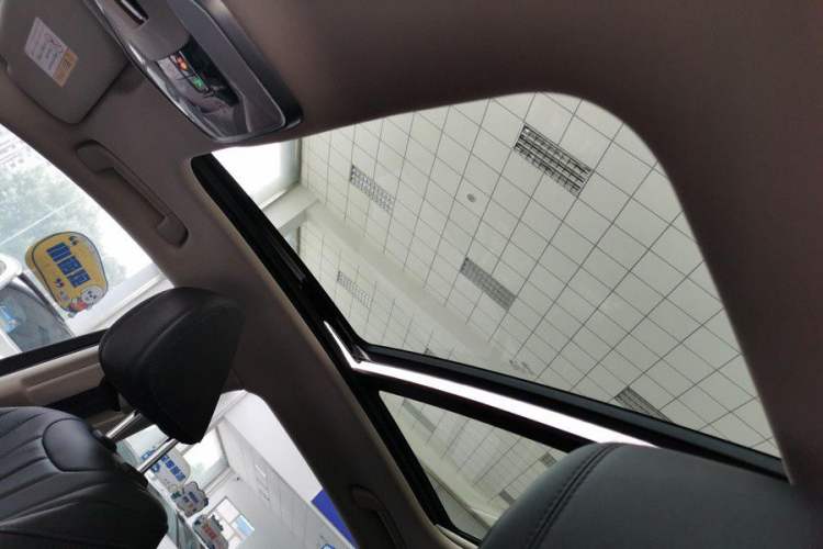 Used Hongqi H5 2025 2.0T Automatic Flag Edition – 500 000 Units Commemorative Version Interior 8