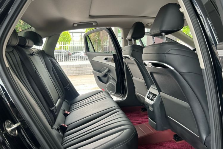 Used Hongqi H5 2025 2.0T Automatic Flag Edition – 500 000 Units Commemorative Version Interior 8
