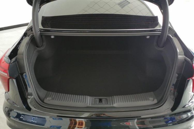 Used Hongqi H5 2025 2.0T Automatic Flag Edition – 500 000 Units Commemorative Version Interior 9