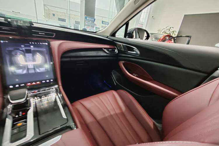 Used Hongqi H5 2025 Model 1.5T DCT Xuan Ying 2 Million Units Commemorative Edition Interior 9