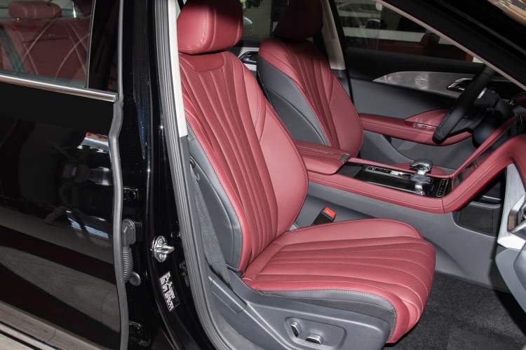 Used Hongqi H5 2025 2.0T Automatic Flag Edition – 500 000 Units Commemorative Version Interior 9