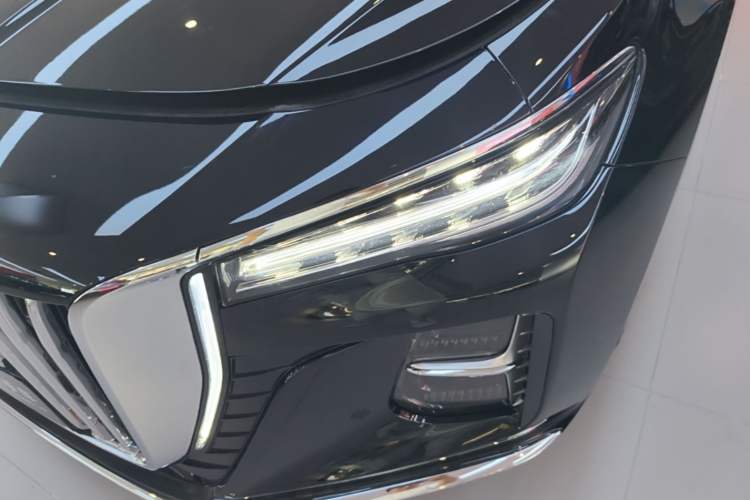 Used Hongqi H5 2025 2.0T Automatic Flag Edition – 500 000 Units Commemorative Version Left Front Headlight