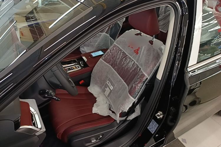 Used Hongqi H5 2025 2.0T Automatic Flag Edition – 500 000 Units Commemorative Version Left Front Seat