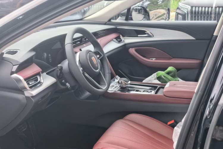 Used Hongqi H5 2025 2.0T Automatic Flag Edition – 500 000 Units Commemorative Version Left Front Seat