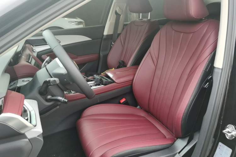 Used Hongqi H5 2025 2.0T Automatic Flag Edition – 500 000 Units Commemorative Version Left Front Seat