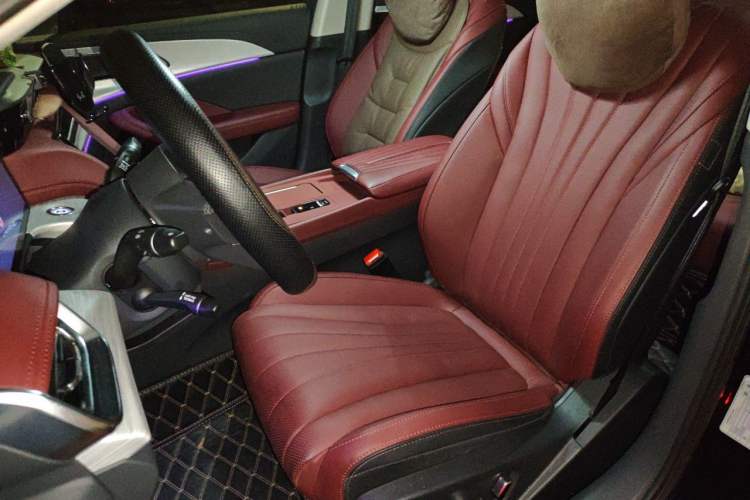 Used Hongqi H5 2025 2.0T Automatic Flag Edition – 500 000 Units Commemorative Version Left Front Seat