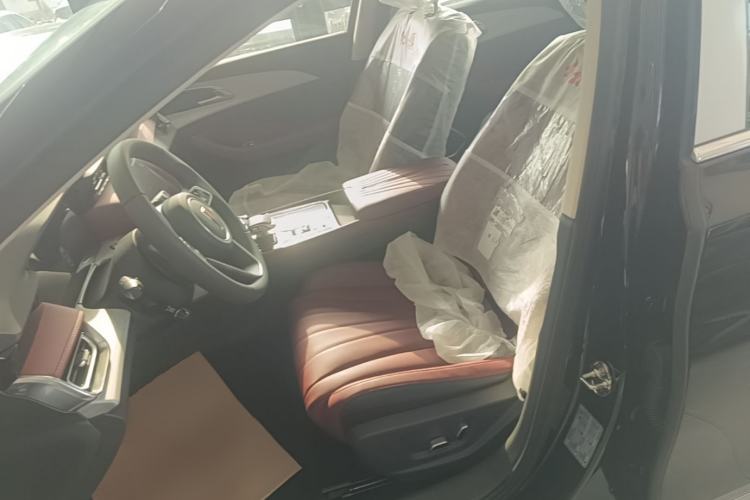Used Hongqi H5 2025 2.0T Automatic Flag Edition – 500 000 Units Commemorative Version Left Front Seat