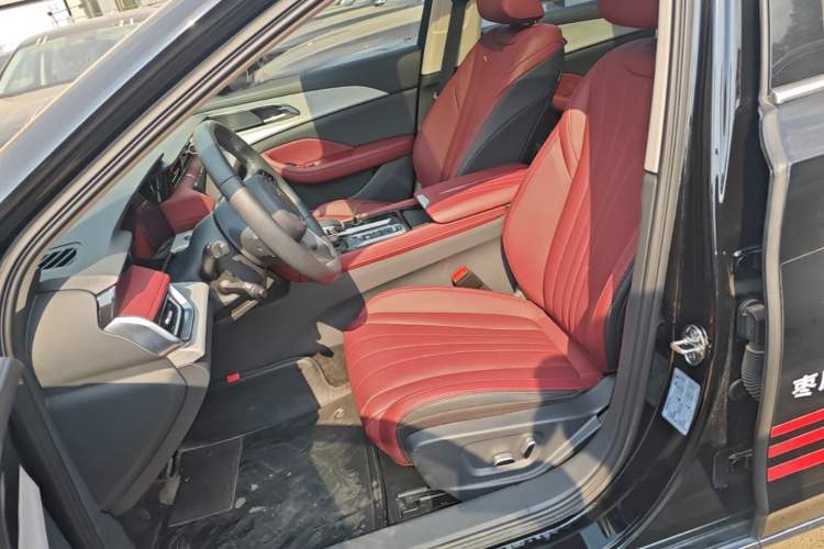 Used Hongqi H5 2025 2.0T Automatic Flag Edition – 500 000 Units Commemorative Version Left Front Seat