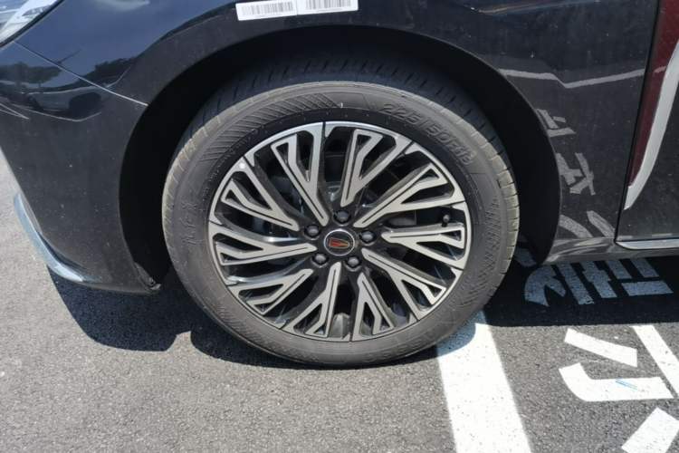 Used Hongqi H5 2025 2.0T Automatic Flag Edition – 500 000 Units Commemorative Version Left Front Wheel Hub