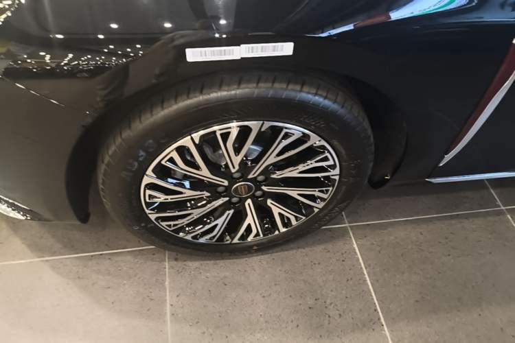 Used Hongqi H5 2025 2.0T Automatic Flag Edition – 500 000 Units Commemorative Version Left Front Wheel Hub