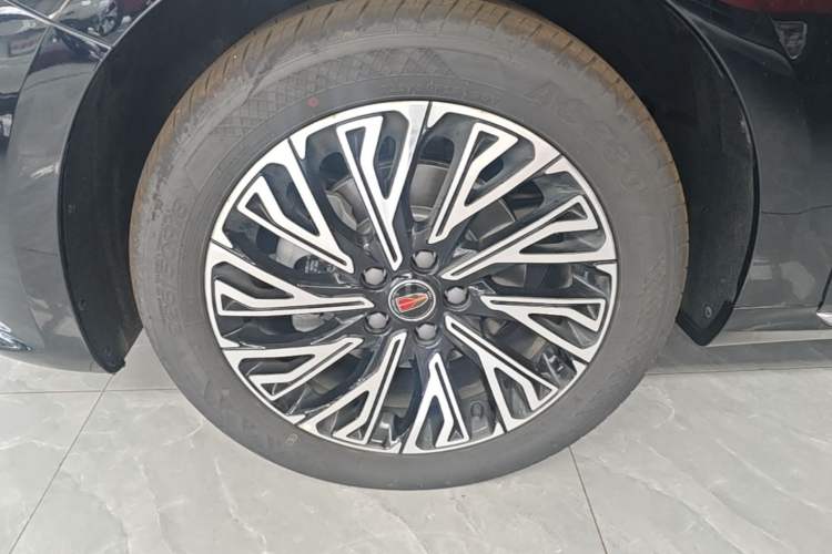 Used Hongqi H5 2025 2.0T Automatic Flag Edition – 500 000 Units Commemorative Version Left Front Wheel Hub