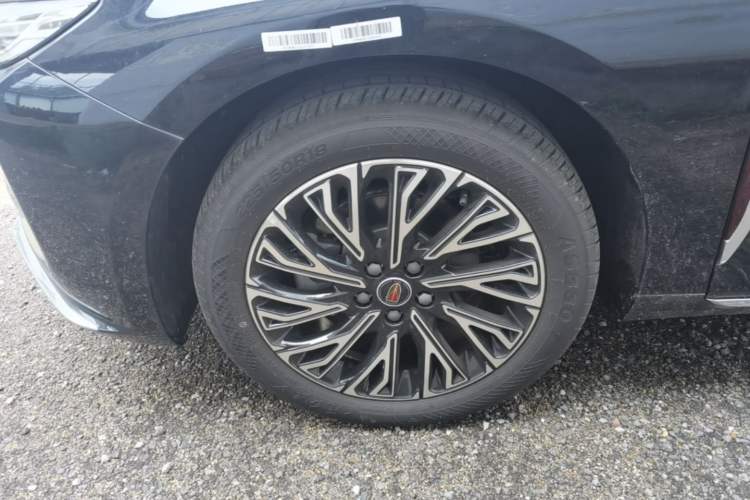 Used Hongqi H5 2025 2.0T Automatic Flag Edition – 500 000 Units Commemorative Version Left Front Wheel Hub