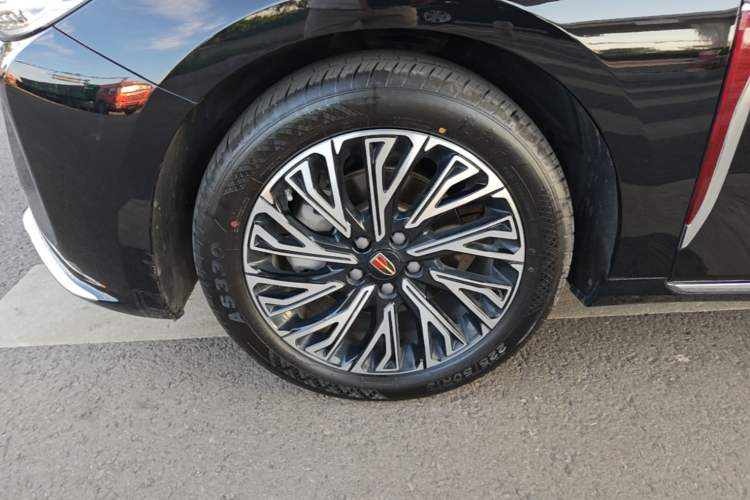 Used Hongqi H5 2025 2.0T Automatic Flag Edition – 500 000 Units Commemorative Version Left Front Wheel Hub