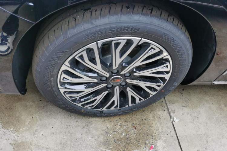 Used Hongqi H5 2025 2.0T Automatic Flag Edition – 500 000 Units Commemorative Version Left Front Wheel Hub