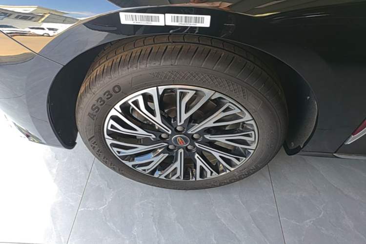 Used Hongqi H5 2025 2.0T Automatic Flag Edition – 500 000 Units Commemorative Version Left Front Wheel Hub