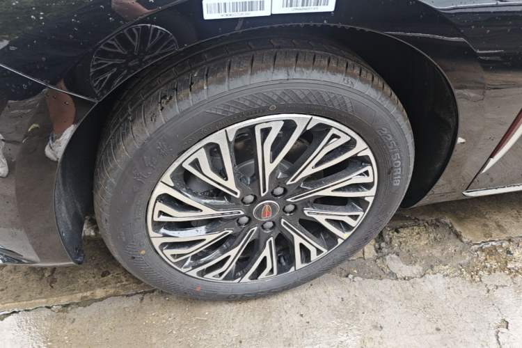 Used Hongqi H5 2025 2.0T Automatic Flag Edition – 500 000 Units Commemorative Version Left Front Wheel Hub