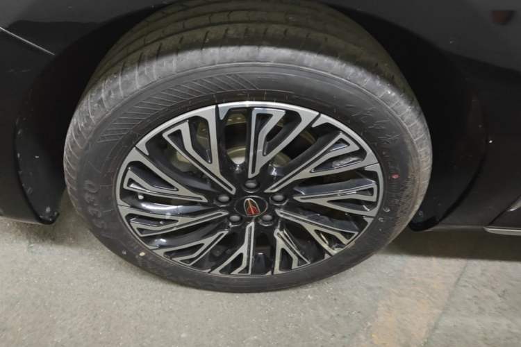 Used Hongqi H5 2025 2.0T Automatic Flag Edition – 500 000 Units Commemorative Version Left Front Wheel Hub