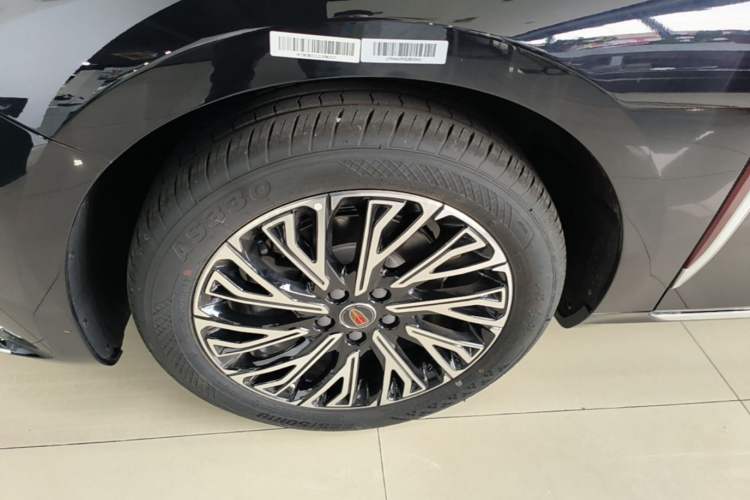 Used Hongqi H5 2025 2.0T Automatic Flag Edition – 500 000 Units Commemorative Version Left Front Wheel Hub