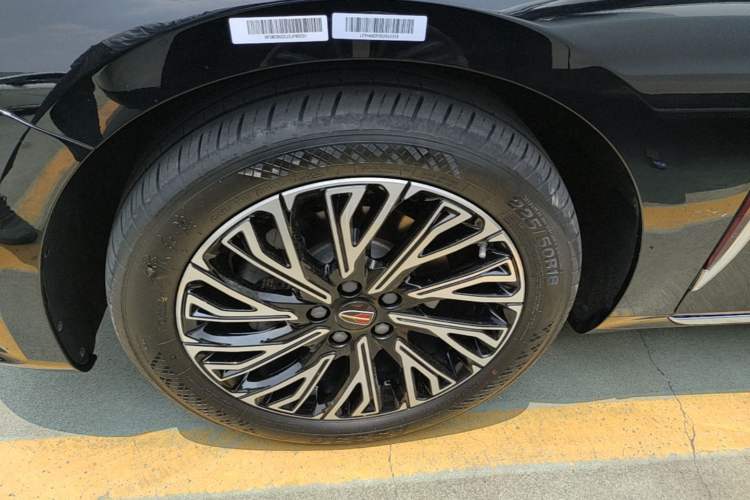Used Hongqi H5 2025 2.0T Automatic Flag Edition – 500 000 Units Commemorative Version Left Front Wheel Hub