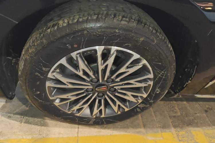Used Hongqi H5 2025 2.0T Automatic Flagship 500 000th Unit Anniversary Edition Left Front Wheel Hub
