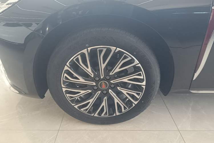 Used Hongqi H5 2025 2.0T Automatic Flag Edition – 500 000 Units Commemorative Version Left Front Wheel Hub