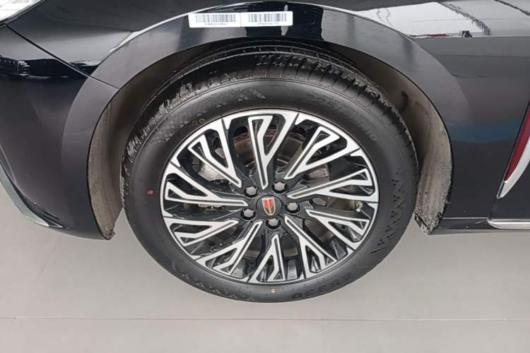 Used Hongqi H5 2025 2.0T Automatic Flag Edition – 500 000 Units Commemorative Version Left Front Wheel Hub