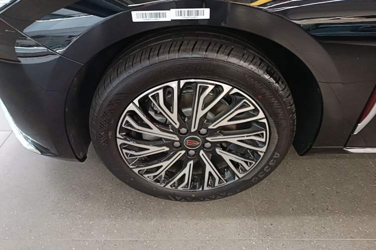 Used Hongqi H5 2025 2.0T Automatic Flag Edition – 500 000 Units Commemorative Version Left Front Wheel Hub
