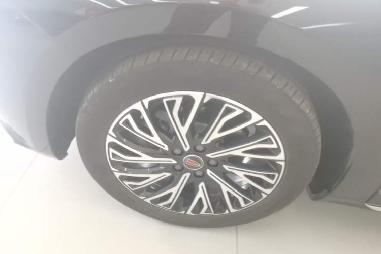 Used Hongqi H5 2025 2.0T Automatic Flag Edition – 500 000 Units Commemorative Version Left Front Wheel Hub