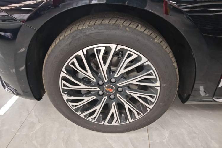 Used Hongqi H5 2025 2.0T Automatic Flag Edition – 500 000 Units Commemorative Version Left Front Wheel Hub