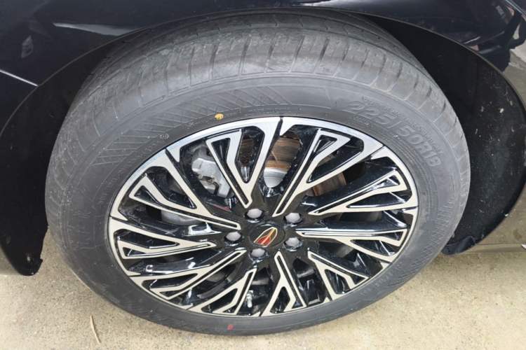 Used Hongqi H5 2025 2.0T Automatic Flag Edition – 500 000 Units Commemorative Version Left Front Wheel Hub