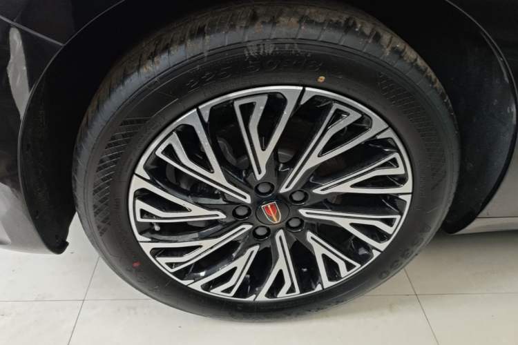 Used Hongqi H5 2025 2.0T Automatic Flag Edition – 500 000 Units Commemorative Version Left Front Wheel Hub