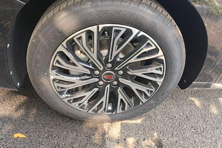 Used Hongqi H5 2025 2.0T Automatic Flag Edition – 500 000 Units Commemorative Version Left Front Wheel Hub