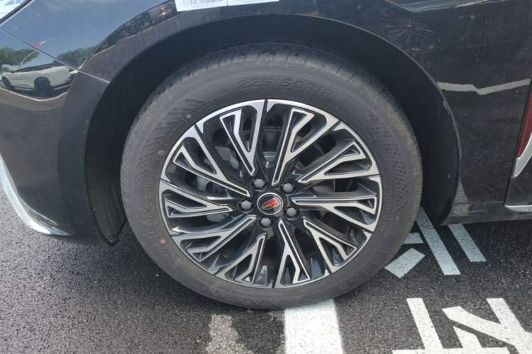 Used Hongqi H5 2025 2.0T Automatic Flag Edition – 500 000 Units Commemorative Version Left Front Wheel Hub