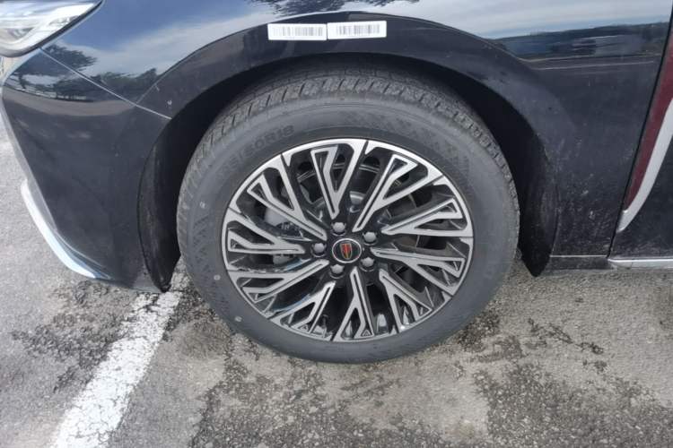 Used Hongqi H5 2025 2.0T Automatic Flag Edition – 500 000 Units Commemorative Version Left Front Wheel Hub