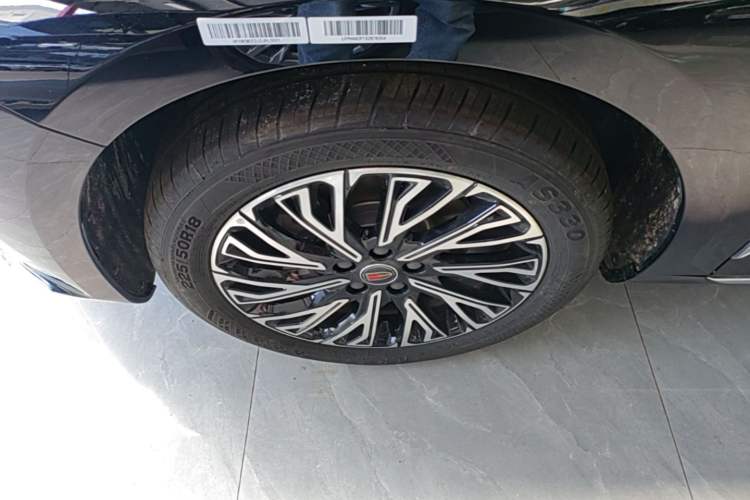 Used Hongqi H5 2025 2.0T Automatic Flag Edition – 500 000 Units Commemorative Version Left Front Wheel Hub