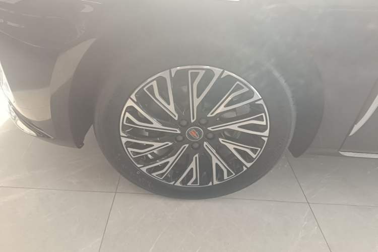 Used Hongqi H5 2025 2.0T Automatic Flag Edition – 500 000 Units Commemorative Version Left Front Wheel Hub